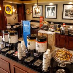 Отель Hampton Inn & Suites Staten Island США, Нью-Йорк - отзывы, цены и фото номеров - забронировать отель Hampton Inn & Suites Staten Island онлайн питание