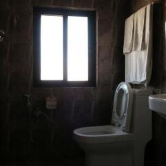 Отель Bhadgaon Guest House Непал, Бхактапур - отзывы, цены и фото номеров - забронировать отель Bhadgaon Guest House онлайн ванная