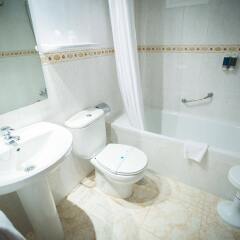 Отель Port Mar Blau Adults Only Испания, Бенидорм - 1 отзыв об отеле, цены и фото номеров - забронировать отель Port Mar Blau Adults Only онлайн ванная