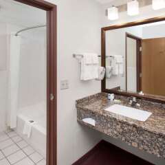 Отель AmericInn by Wyndham Iowa Falls ванная