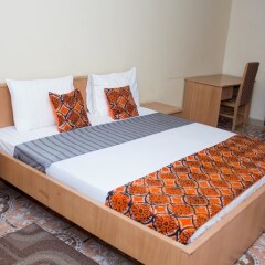 Отель Jayliz Lodge-Tema Тема комната для гостей
