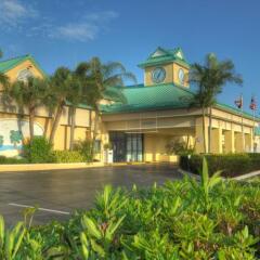 Отель Comfort Inn and Suites Resort Cocoa Beach США, Какао-Бич - отзывы, цены и фото номеров - забронировать отель Comfort Inn and Suites Resort Cocoa Beach онлайн парковка