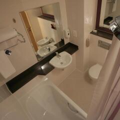 Отель Premier Inn Dubai Silicon Oasis ванная фото 2