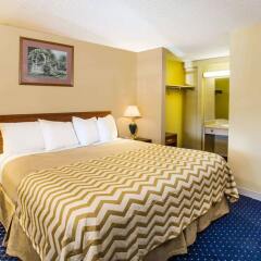 Отель Travelodge by Wyndham Tacoma Near McChord AFB США, Такома - отзывы, цены и фото номеров - забронировать отель Travelodge by Wyndham Tacoma Near McChord AFB онлайн комната для гостей фото 5