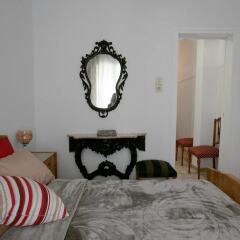 Отель Comfy & Tasteful Central Apt • 1' to Metro Station комната для гостей