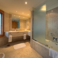 Отель Dubai Marine Beach Resort & Spa ОАЭ, Дубай - 12 отзывов об отеле, цены и фото номеров - забронировать отель Dubai Marine Beach Resort & Spa онлайн ванная