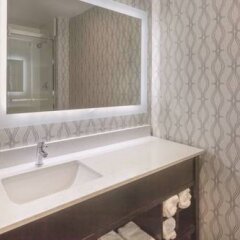 La Quinta Inn & Suites by Wyndham Aberdeen-APG in Aberdeen, United States of America from 122$, photos, reviews - zenhotels.com bathroom photo 3