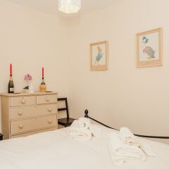 Апартаменты Beautiful 2 Bedroom Garden Apartment комната для гостей фото 3
