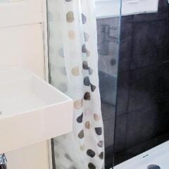 Отель Be Mar Hostel Испания, Барселона - отзывы, цены и фото номеров - забронировать отель Be Mar Hostel онлайн ванная