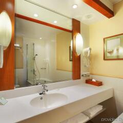 Отель Holiday Inn Helsinki City Centre ванная фото 2