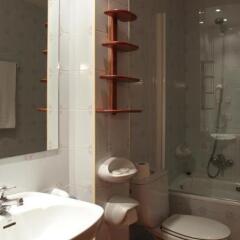 Отель Apartamentos Serrano Испания, Вьельа Э Михаран - отзывы, цены и фото номеров - забронировать отель Apartamentos Serrano онлайн ванная фото 2