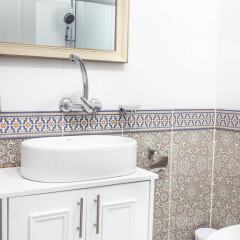 Cosy & Modern old city 3BR by Ahlan Hospitality Израиль, Назарет - отзывы, цены и фото номеров - забронировать отель Cosy & Modern old city 3BR by Ahlan Hospitality онлайн ванная