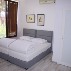 ART Hostel & Apartments Тирана комната для гостей фото 5