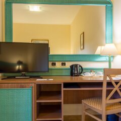 Отель UNAHOTELS Naxos Beach Sicilia Италия, Джардини Наксос - 1 отзыв об отеле, цены и фото номеров - забронировать отель UNAHOTELS Naxos Beach Sicilia онлайн удобства в номере фото 2