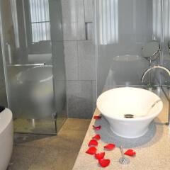 Отель Royal Tulip Luxury Hotels Carat - Guangzhou Китай, Гуанчжоу - 2 отзыва об отеле, цены и фото номеров - забронировать отель Royal Tulip Luxury Hotels Carat - Guangzhou онлайн ванная