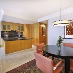 Отель The Ritz-Carlton Executive Residences, Dubai International Financial Centre Дубай комната для гостей фото 5