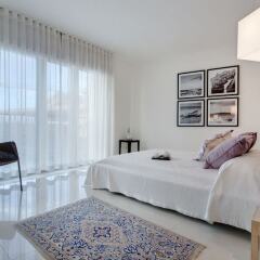 Отель Marvellous Apartment in Tigne Point With Pool Мальта, Слима - отзывы, цены и фото номеров - забронировать отель Marvellous Apartment in Tigne Point With Pool онлайн комната для гостей фото 3