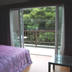 Апартаменты Hill Top Sweet Serviced Apartment Паттайя комната для гостей