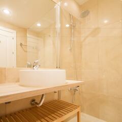 Апартаменты Urban District Apartments - Atocha Stylish with pool ванная