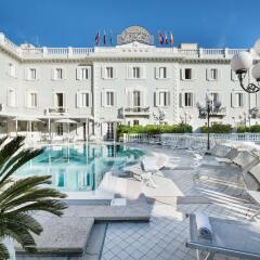 Отель Grand Hotel Des Bains Италия, Риччоне - отзывы, цены и фото номеров - забронировать отель Grand Hotel Des Bains онлайн бассейн фото 2