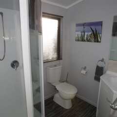 Отель Bowentown Beach Holiday Park ванная фото 2