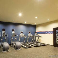 Отель Hampton Inn New York - LaGuardia Airport США, Нью-Йорк - отзывы, цены и фото номеров - забронировать отель Hampton Inn New York - LaGuardia Airport онлайн фитнесс-зал фото 2