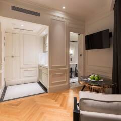 Отель Bach Suites Saigon сейф в номере