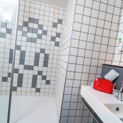 Отель Timhotel Place dItalie-Butte aux Cailles Франция, Париж - 3 отзыва об отеле, цены и фото номеров - забронировать отель Timhotel Place dItalie-Butte aux Cailles онлайн ванная фото 2