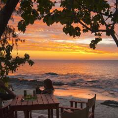 Отель Barefoot Island Resort пляж