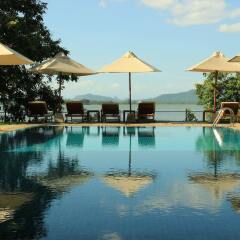 Отель Thaulle Resort бассейн