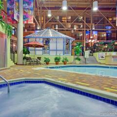 Отель Holiday Inn Toronto - Yorkdale Канада, Торонто - отзывы, цены и фото номеров - забронировать отель Holiday Inn Toronto - Yorkdale онлайн бассейн фото 2