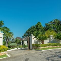 Отель Nianna Luxurious Villa парковка