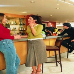 Отель Premier Inn Glasgow City Centre South Великобритания, Глазго - отзывы, цены и фото номеров - забронировать отель Premier Inn Glasgow City Centre South онлайн гостиничный бар