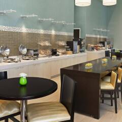 Отель Fairfield Inn & Suites by Marriott New York Midtown Manhattan/Penn Station питание
