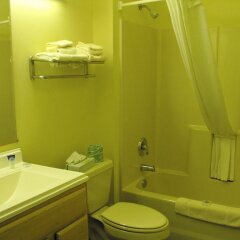 Отель Americas Best Value Inn Three Rivers ванная фото 2