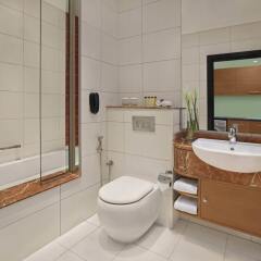 Отель DoubleTree by Hilton Hotel and Residences Dubai Al Barsha ОАЭ, Дубай - 1 отзыв об отеле, цены и фото номеров - забронировать отель DoubleTree by Hilton Hotel and Residences Dubai Al Barsha онлайн ванная фото 2