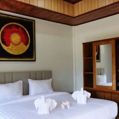 Отель Mermaid Beachfront Resort Ланта сейф в номере