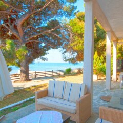 Гостевой Дом Barlee BeachFront House Metamorfosi бассейн фото 2
