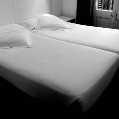 Отель Hostal Gat Xino Барселона комната для гостей
