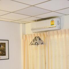 Отель JJ Inn сейф в номере