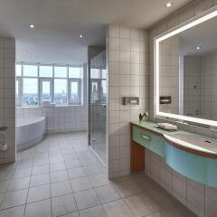 Отель Hilton Cologne Германия, Кёльн - 3 отзыва об отеле, цены и фото номеров - забронировать отель Hilton Cologne онлайн ванная