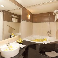 Отель Vien Dong Hotel Вьетнам, Хошимин - отзывы, цены и фото номеров - забронировать отель Vien Dong Hotel онлайн ванная