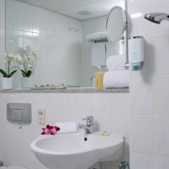 Отель Crowne Plaza Berlin City Centre ванная фото 2