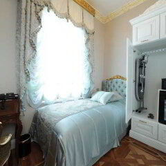 Отель Maroonist Rooms сейф в номере