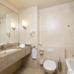 Отель Courtyard by Marriott Brussels Бельгия, Брюссель - отзывы, цены и фото номеров - забронировать отель Courtyard by Marriott Brussels онлайн ванная
