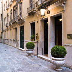 Отель Suites Torre dell'Orologio Италия, Венеция - отзывы, цены и фото номеров - забронировать отель Suites Torre dell'Orologio онлайн вид на фасад