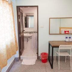Отель Zen Rooms Siripong Road Бангкок удобства в номере фото 2