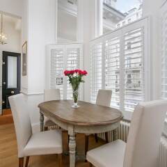 Отель Luxurious 1BR Period Property in Kensington в номере