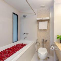 Отель Andaman Embrace Patong 5* Стандартный номер с различными типами кроватей фото 11