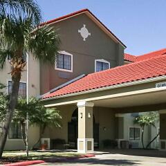 Отель Comfort Inn Kingsville Кингсвилль парковка